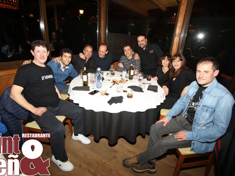 Actuación en directo en el Restaurante Tinto y Leña: Puntos Suspensivos