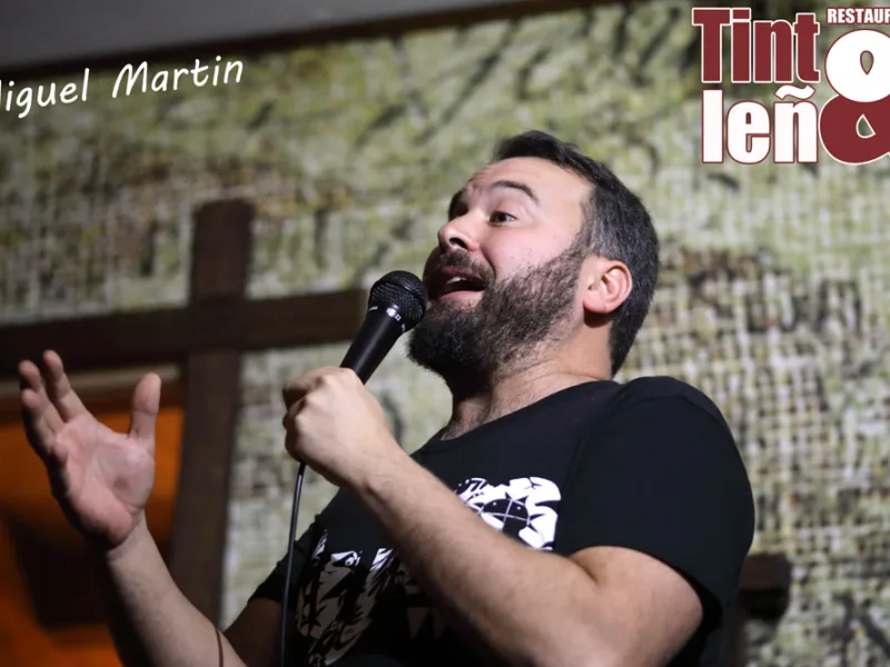Actuación de Monólogos Miguel Martín en Tinto y Leña