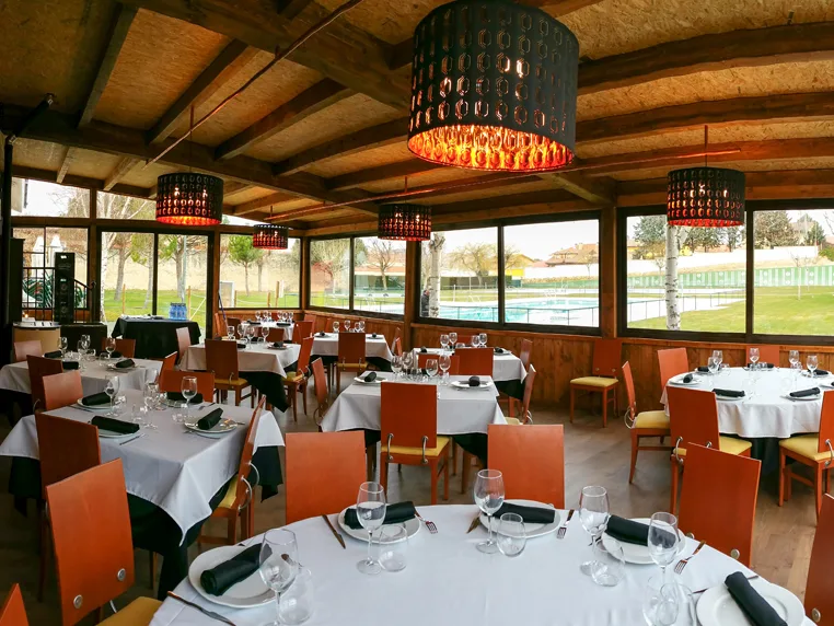Salón Ambasaguas de Tinto y Leña