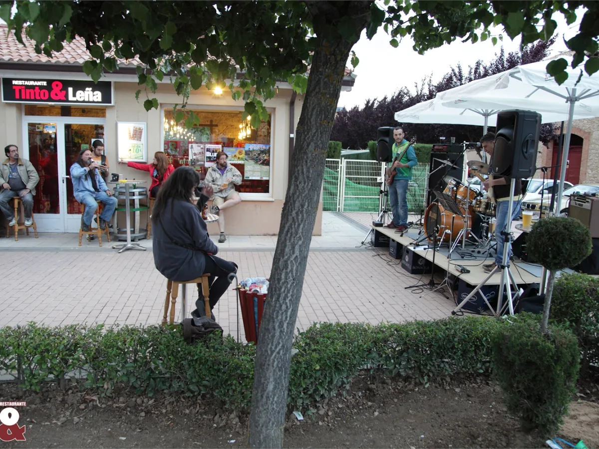 Actuación de Blues Deluxe en Tinto y Leña