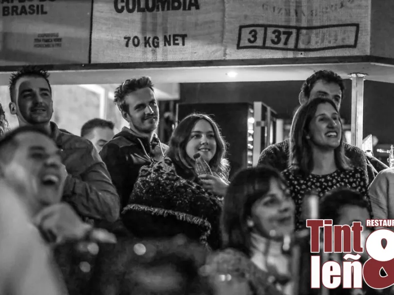 Actuación de Monólogos Miguel Martín en Tinto y Leña