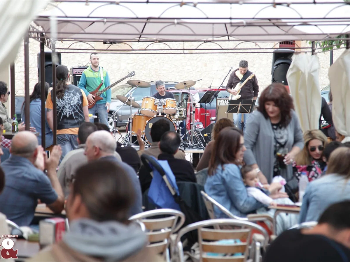 Actuación de Blues Deluxe en Tinto y Leña