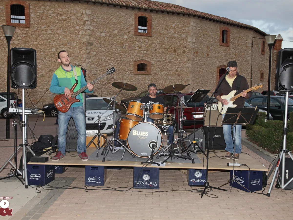 Actuación de Blues Deluxe en Tinto y Leña