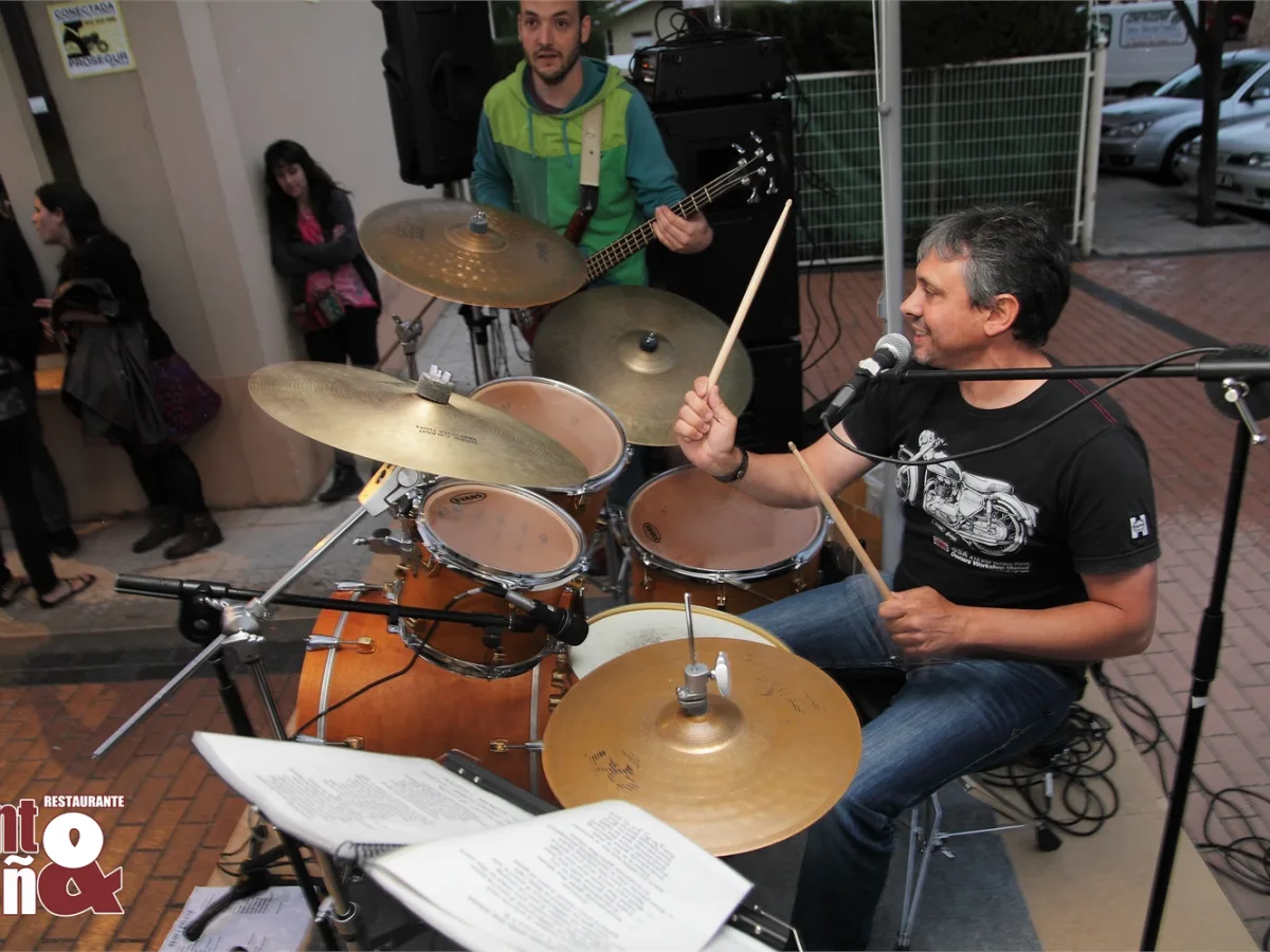 Actuación de Blues Deluxe en Tinto y Leña