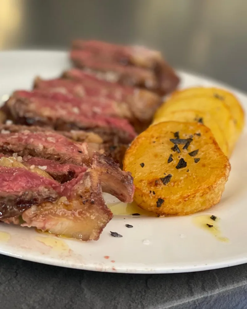 Carne a la brasa de la carta de Tinto y Leña