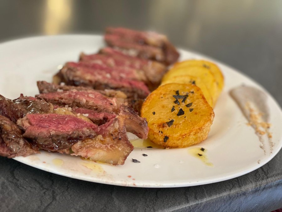 Carne a la brasa de la carta de Tinto y Leña