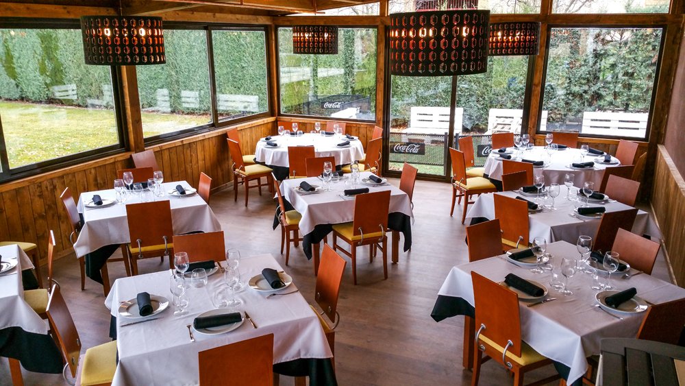 Salón Ambasaguas del restaurante Tinto y Leña con las mesas preparadas